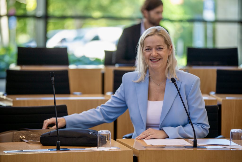 Bild zeigt Beate Meißner im Podium im Thüringer Landtag