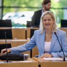 Bild zeigt Beate Meißner im Podium im Thüringer Landtag
