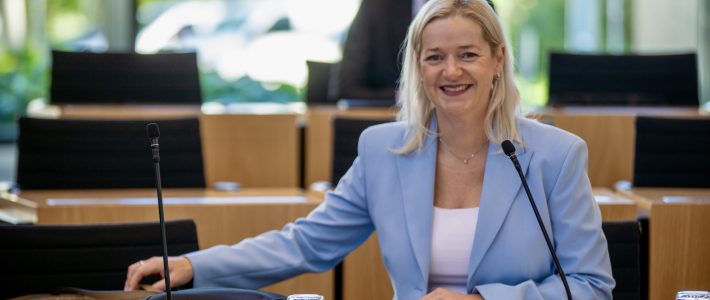 Bild zeigt Beate Meißner im Podium im Thüringer Landtag