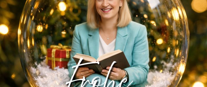 Beate Meißner in Weihnachtskugel sitzend